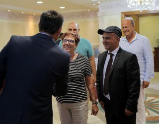 Veseli takoi të mbijetuaren e Holokaustit (Foto)