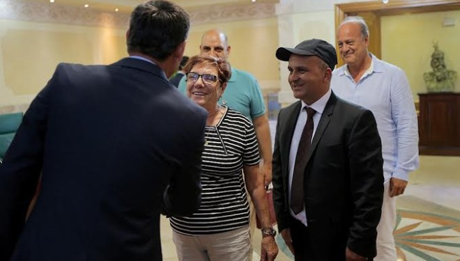 Veseli takoi të mbijetuaren e Holokaustit (Foto)
