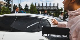 VV shfryn gomat e makinave zyrtare, dhjetëra të arrestuar (Foto)