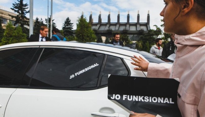 VV shfryn gomat e makinave zyrtare, dhjetëra të arrestuar (Foto)