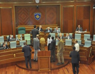 Tension në Kuvend, opozita bllokon punën e Kuvendit të Kosovës (Foto)