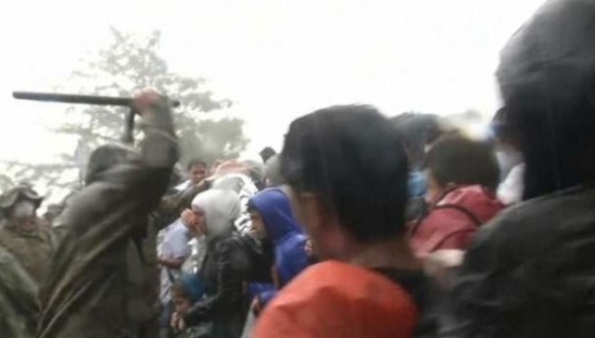 Policia maqedonase sërish përdorë dhunë ndaj refugjatëve (Video)