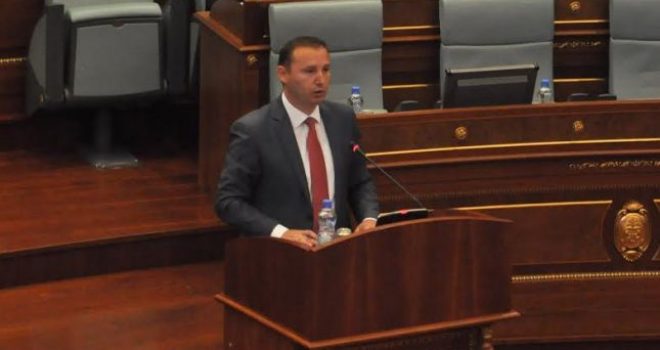 Ja si e mohonte Zemaj hedhjen e gotës në Parlament (VIDEO)