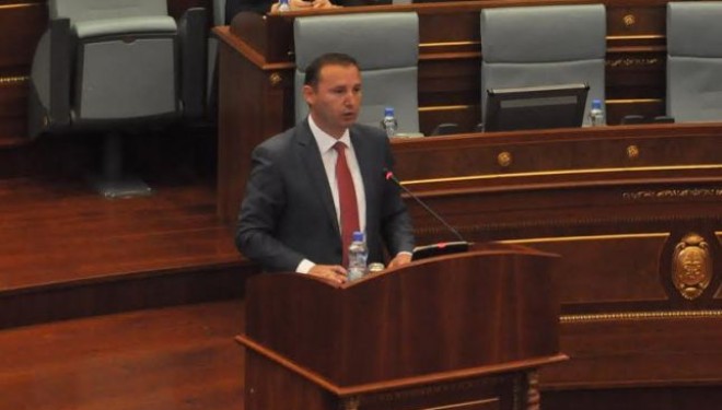 Ja si e mohonte Zemaj hedhjen e gotës në Parlament (VIDEO)