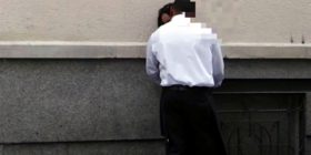 Vajza shtiret si e dehur, ja reagimi i meshkujve (Video)