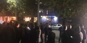 Aktivistët e VV’së mblidhen para stacionit të Policisë