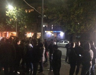 Aktivistët e VV’së mblidhen para stacionit të Policisë