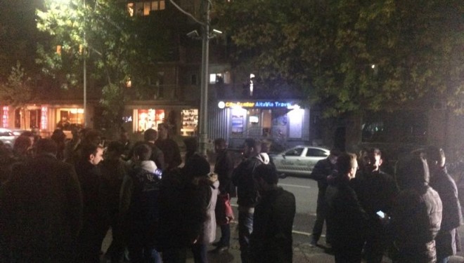 Aktivistët e VV’së mblidhen para stacionit të Policisë