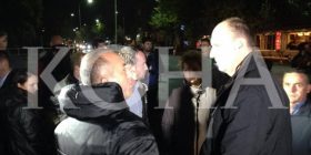 Ymeri e Haradinaj me aktivistë mblidhen para stacionit policor