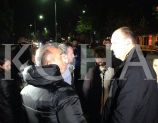 Ymeri e Haradinaj me aktivistë mblidhen para stacionit policor