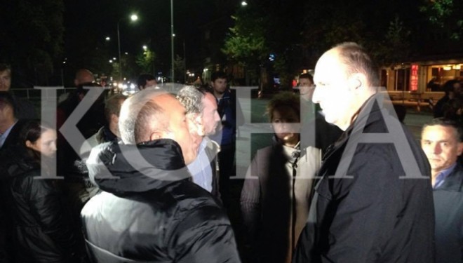 Ymeri e Haradinaj me aktivistë mblidhen para stacionit policor