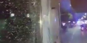Momenti kur autobusi i ekipit të Serbisë gjuhet me gurë (VIDEO)