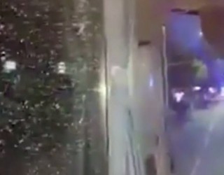 Momenti kur autobusi i ekipit të Serbisë gjuhet me gurë (VIDEO)