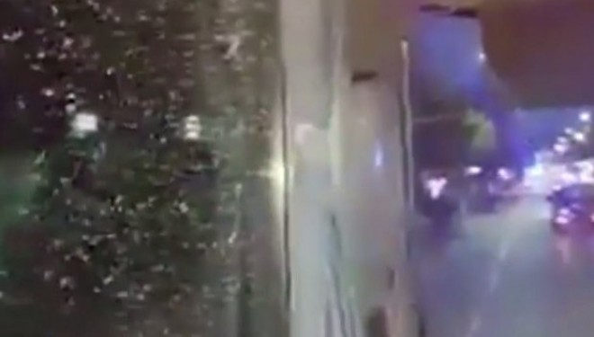 Momenti kur autobusi i ekipit të Serbisë gjuhet me gurë (VIDEO)