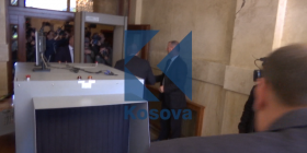 Haradinaj i ashpër me sigurimin e parlamentit, hyn me forcë në Kuvend (VIDEO)
