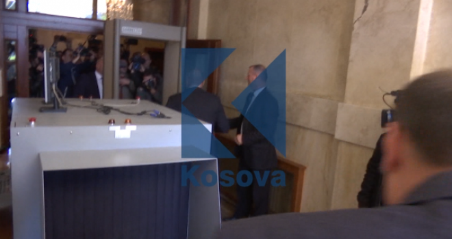 Haradinaj i ashpër me sigurimin e parlamentit, hyn me forcë në Kuvend (VIDEO)