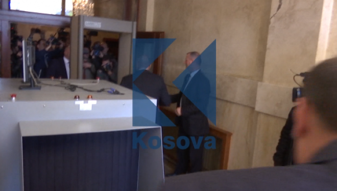 Haradinaj i ashpër me sigurimin e parlamentit, hyn me forcë në Kuvend (VIDEO)