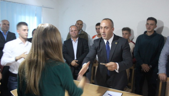 100 të rinj nga Rahoveci aderojnë në AAK