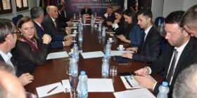 Mblidhet LDK: I dënon “sulmet me armë kimike” në Kuvend