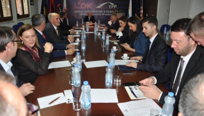 Mblidhet LDK: I dënon “sulmet me armë kimike” në Kuvend