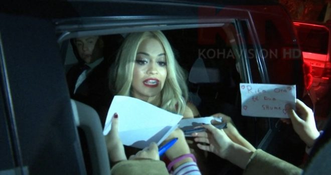 Rita Ora shkëlqen në dasmën në Prishtinë (Foto/video)
