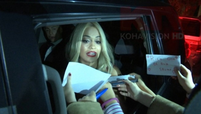 Rita Ora shkëlqen në dasmën në Prishtinë (Foto/video)