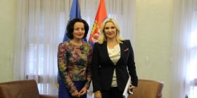 Ministrja shqiptare pritet pa flamurin kuqezi në Beograd