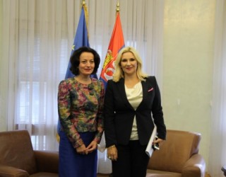 Ministrja shqiptare pritet pa flamurin kuqezi në Beograd