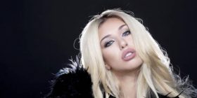 Një palë të brendshme “Dolce Gabana”, ekspozohen kështu nga Adelina Tahiri (Foto)