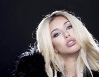 Një palë të brendshme “Dolce Gabana”, ekspozohen kështu nga Adelina Tahiri (Foto)