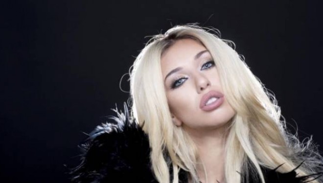 Një palë të brendshme “Dolce Gabana”, ekspozohen kështu nga Adelina Tahiri (Foto)