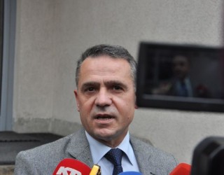 Isufi, Opozita e bashkuar mbetet e palëkundur