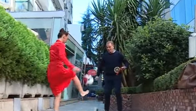 Kur një femër sfidon trajnerin e kombëtares (Video)