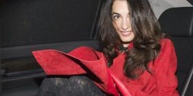 Gruaja e Clooney-t i ngre këmbët më shumë se ç’duhet (FOTO)