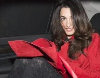 Gruaja e Clooney-t i ngre këmbët më shumë se ç’duhet (FOTO)