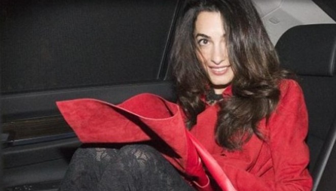 Gruaja e Clooney-t i ngre këmbët më shumë se ç’duhet (FOTO)