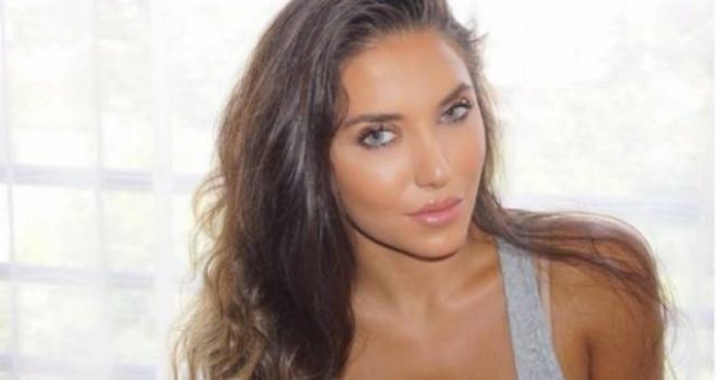 Anxhelina vjen ‘topless’ (Foto)