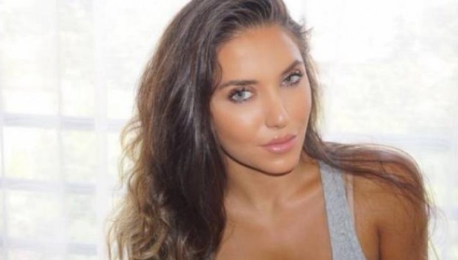Anxhelina vjen ‘topless’ (Foto)