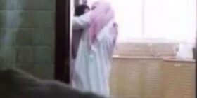 Burri e tradhëton me shërbëtoren, por gruaja rrezikon burgun (VIDEO)