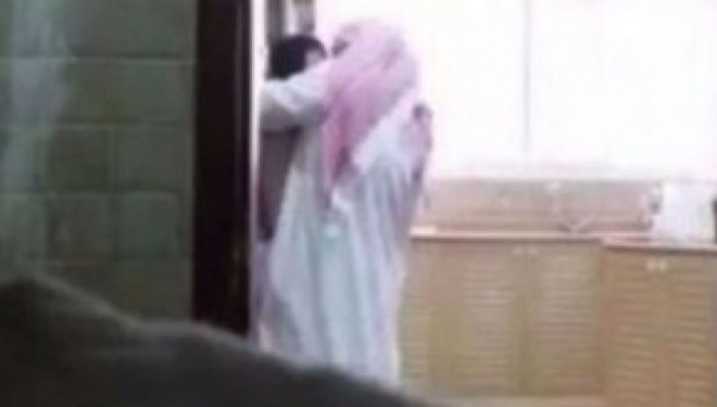 Burri e tradhëton me shërbëtoren, por gruaja rrezikon burgun (VIDEO)
