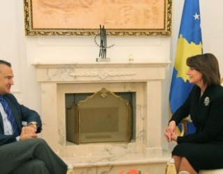 Jahjaga takon Conde’n: Anëtarësimi i Kosovës në KE i rëndësishëm