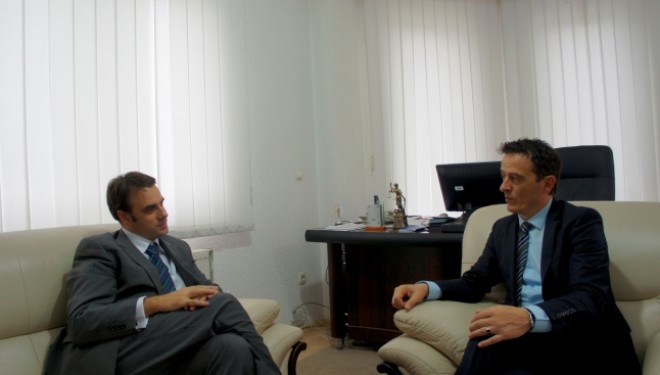 Ambasadori britanik në Kosovë interesohet për të drejtat e njeriut