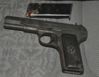 Pistoleta dhe biletat që iu gjetën Ballistit (FOTO)