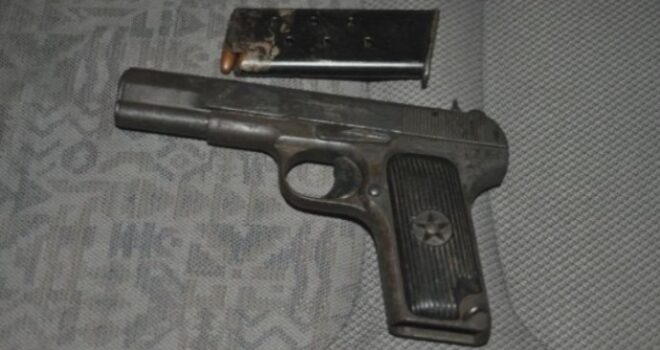 Pistoleta dhe biletat që iu gjetën Ballistit (FOTO)