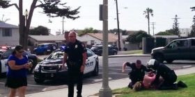 Video shokuese: Policët dhunojnë një nënë të paarmatosur (Video)