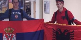 Kurir: Dashuria e djemve ndaj kombëtarevë të tyre nuk do të thotë edhe urrejtje ndaj kundërshtarit