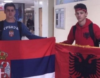 Kurir: Dashuria e djemve ndaj kombëtarevë të tyre nuk do të thotë edhe urrejtje ndaj kundërshtarit