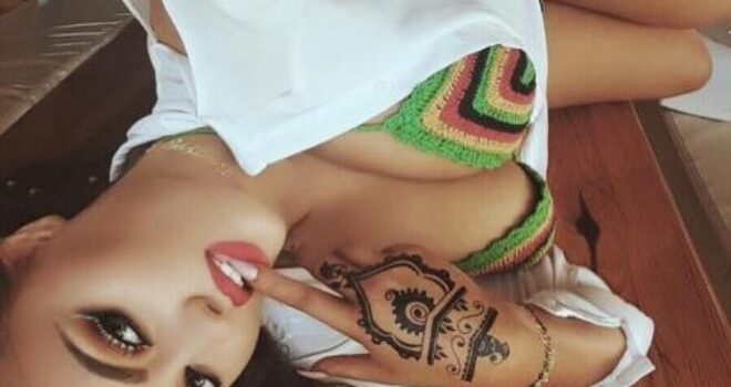 20 herë kur Enca ekspozoi gjoksin pa mbushur 20 vjeç (20 foto)