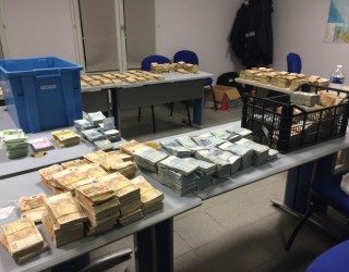 Ndalohet në kufi një veturë me rreth 2 milionë euro para kesh