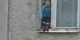 Prindërit e këtij fëmije janë më të papërgjegjshmit në botë (Video)